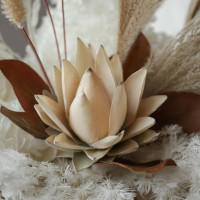 Интерьерная композиция из стабилизированных цветов и сухоцветов в бело-коричневой гамме