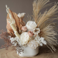Интерьерная композиция из стабилизированных цветов и сухоцветов в кашпо