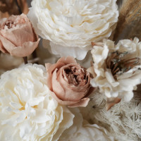 Интерьерная композиция из стабилизированных цветов и сухоцветов в кашпо