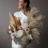 Интерьерная композиция из стабилизированных цветов и сухоцветов в кашпо