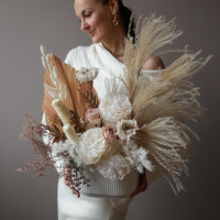 Интерьерная композиция из стабилизированных цветов и сухоцветов в кашпо