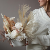 Интерьерная композиция из стабилизированных цветов и сухоцветов в кашпо