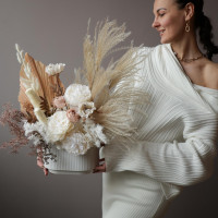 Интерьерная композиция из стабилизированных цветов и сухоцветов в кашпо