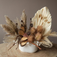 Интерьерная композиция из стабилизированных цветов и сухоцветов в кашпо с лотосом