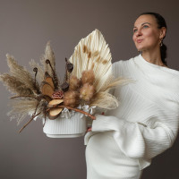 Интерьерная композиция из стабилизированных цветов и сухоцветов в кашпо с лотосом