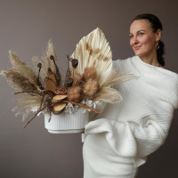 Интерьерная композиция из стабилизированных цветов и сухоцветов в кашпо с лотосом