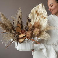 Интерьерная композиция из стабилизированных цветов и сухоцветов в кашпо с лотосом