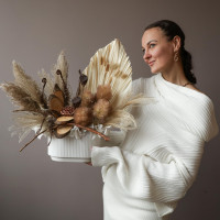 Интерьерная композиция из стабилизированных цветов и сухоцветов в кашпо с лотосом