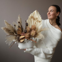 Интерьерная композиция из стабилизированных цветов и сухоцветов в кашпо с лотосом