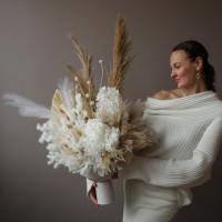 Интерьерная композиция из стабилизированных цветов и сухоцветов в высокой вазе