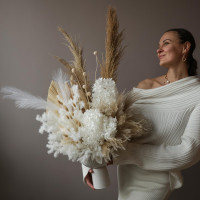 Интерьерная композиция из стабилизированных цветов и сухоцветов в высокой вазе