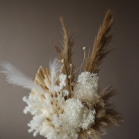 Интерьерная композиция из стабилизированных цветов и сухоцветов в высокой вазе