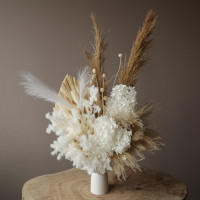 Интерьерная композиция из стабилизированных цветов и сухоцветов в высокой вазе