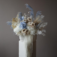 Букет изысканный из стабилизированных цветов и сухоцветов.