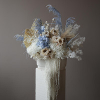 Букет изысканный из стабилизированных цветов и сухоцветов.