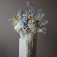 Букет изысканный из стабилизированных цветов и сухоцветов.