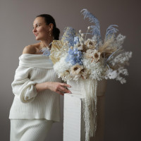 Букет изысканный из стабилизированных цветов и сухоцветов.