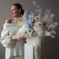 Букет изысканный из стабилизированных цветов и сухоцветов.