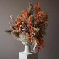 Интерьерная композиция из стабилизированных цветов и сухоцветов в теплой гамме