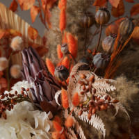 Интерьерная композиция из стабилизированных цветов и сухоцветов в теплой гамме