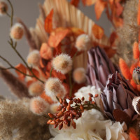 Интерьерная композиция из стабилизированных цветов и сухоцветов в теплой гамме