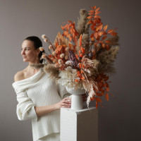 Интерьерная композиция из стабилизированных цветов и сухоцветов в теплой гамме