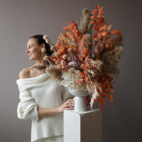 Интерьерная композиция из стабилизированных цветов и сухоцветов в теплой гамме