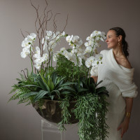 Композиция фитосад с белыми орхидеями и зеленью в стильном кашпо-премиум