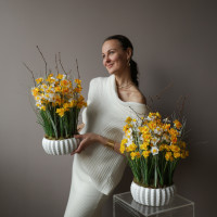 Интерьерная композиция с искусственными нарциссами в дизайнерском кашпо