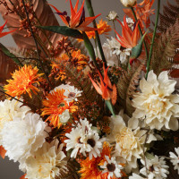 Интерьерная композиция в кашпо в бело-оранжевой гамме, M