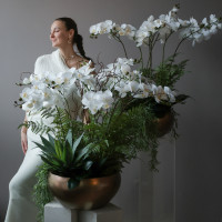 Композиция с белыми орхидеями (ботаническая копия) и зеленью в дизайнерском кашпо (металл), L