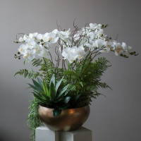 Композиция с белыми орхидеями (ботаническая копия) и зеленью в дизайнерском кашпо (металл), L