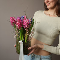 Букет гиацинтов в стеклянном цилиндре с генистой