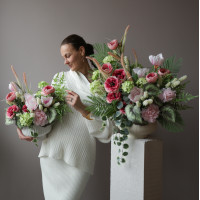 Интерьерная композиция в кашпо в розово-зеленой гамме, M