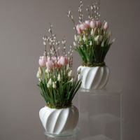 Интерьерная весенняя композиция в кашпо с розовыми тюльпанами