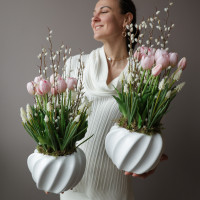 Интерьерная весенняя композиция в кашпо с розовыми тюльпанами