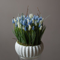 Интерьерная весенняя композиция с ассорти мускари