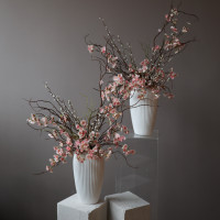 Интерьерная композиция в вазе с цветущими ветвями сакуры (бот.копия)