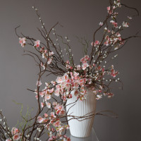 Интерьерная композиция в вазе с цветущими ветвями сакуры (бот.копия)