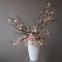 Интерьерная композиция в вазе с цветущими ветвями сакуры (бот.копия)