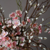 Интерьерная композиция в вазе с цветущими ветвями сакуры (бот.копия)