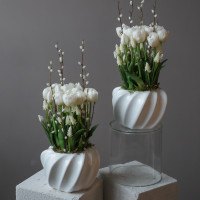 Интерьерная весенняя композиция в кашпо с белыми тюльпанами