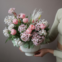 Интерьерная весенняя композиция в кашпо с тюльпанами, S