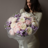 Букет с ранункулюсами и ароматной маттиолой