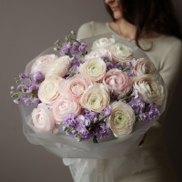 Букет с ранункулюсами и ароматной маттиолой