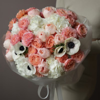 Букет весенний с пионовидными розами, анемонами и гортензией