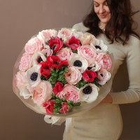 Букет с анемонами и пионовидными розами, большой