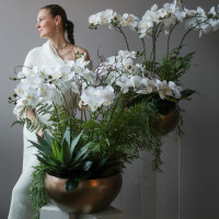 Композиция фитосад с объёмными белыми орхидеями в интерьер-премиум