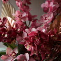 Шикарные премиум-орхидеи цвета бургунди в дизайнерском кашпо, XL