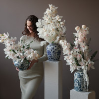 Белые орхидеи в дизайнерской вазе с эвкалиптом